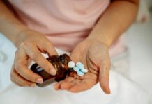A mellékhatások hálójában: hogyan szűrik ki a ritka, de veszélyes gyógyszerkölcsönhatásokat a több fázisú klinikai tesztek során?